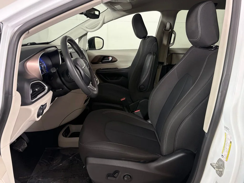 Used 2023 White Chrysler LX image 20
