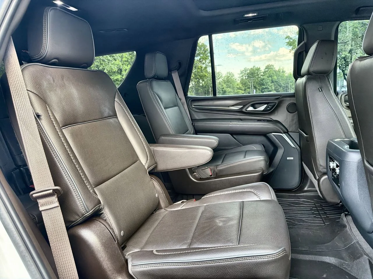 Used 2022 White Frost Tricoat GMC Denali image 22