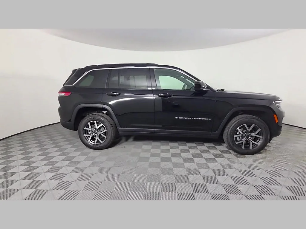New 2027 High-Gloss Black Paint Jeep Laredo image 22