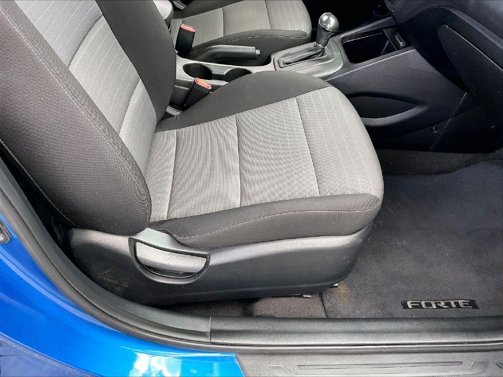 Used 2014 Abyss Blue Kia EX image 35