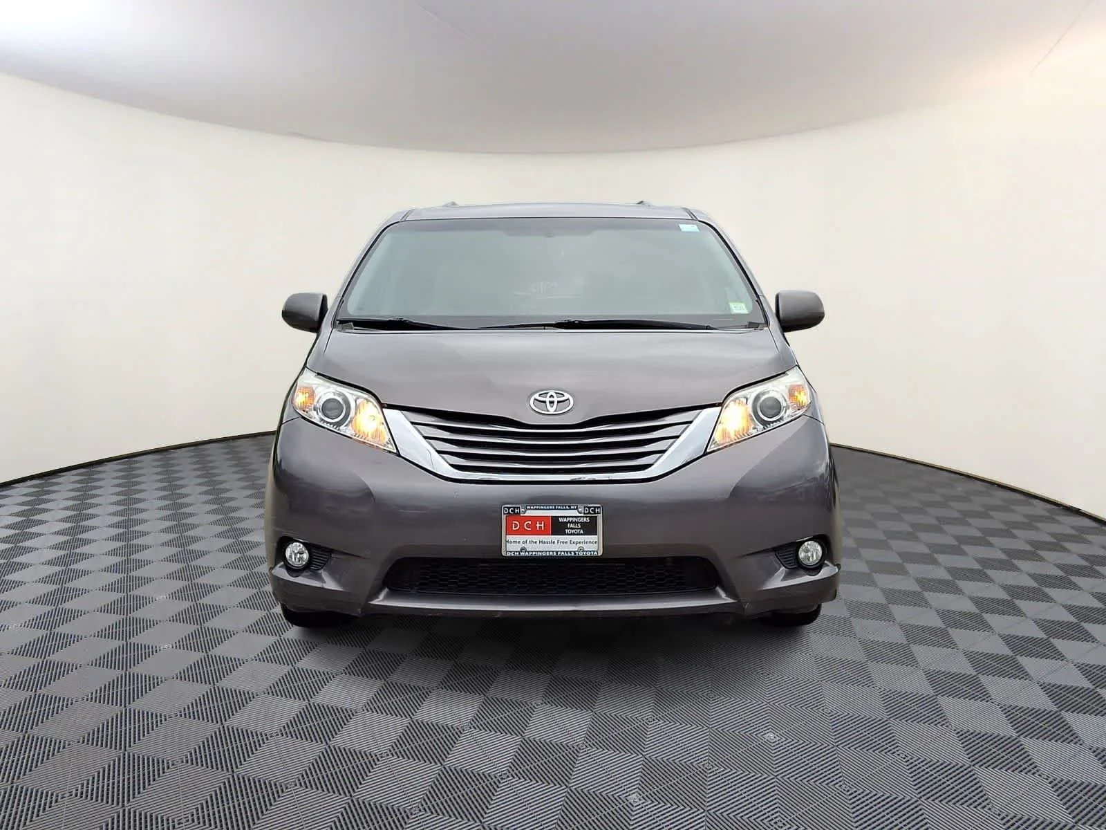 Used 2016 Predawn Gray Mica Toyota XLE Premium image 3