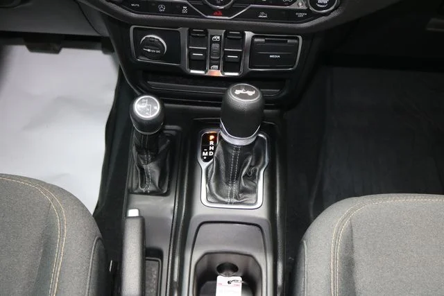 Used 2024 Earl Clearcoat Jeep Sport S image 24