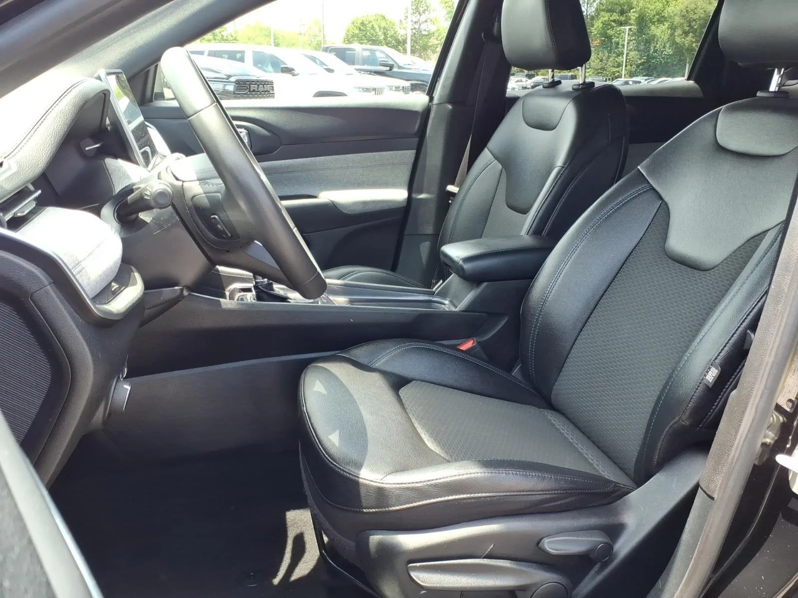 Used 2024 Diamond Black Crystal Pearlcoat Jeep Latitude image 17