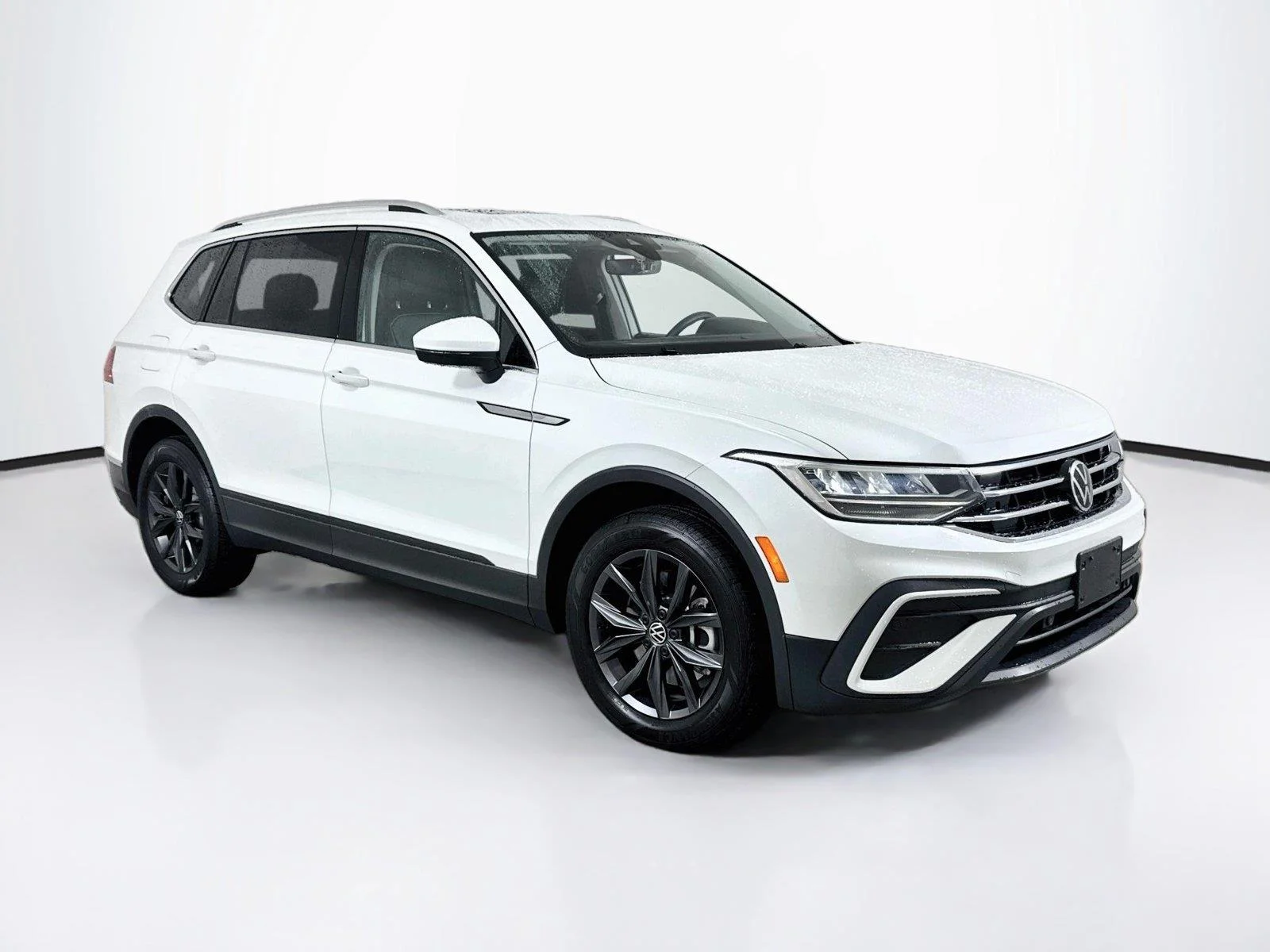 Used 2023 Opal White Pearl Volkswagen SE image 6