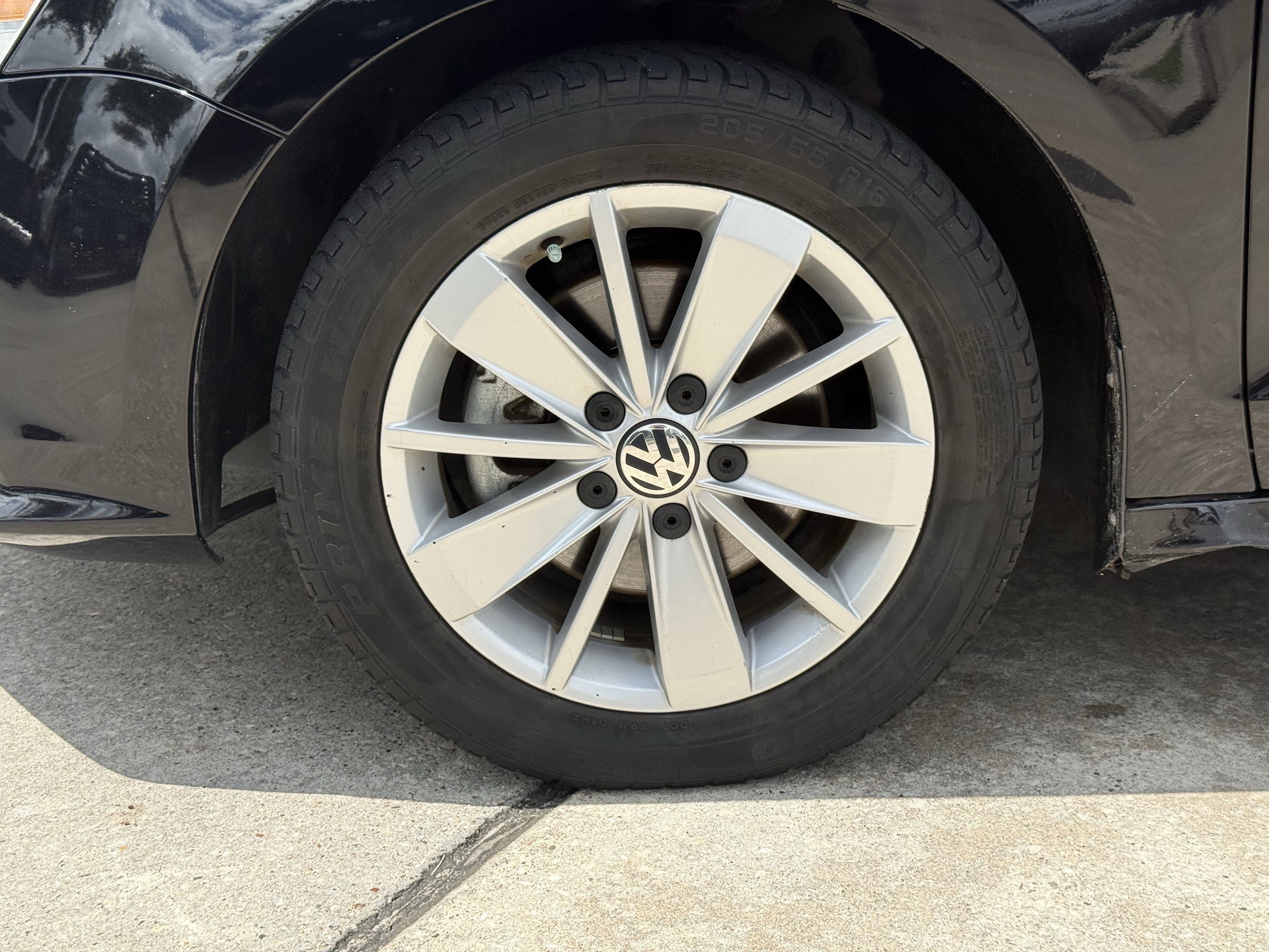 Used 2015  Volkswagen  image 11