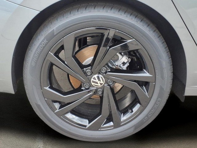New 2027 Platinum Gray Metallic Volkswagen SE image 4