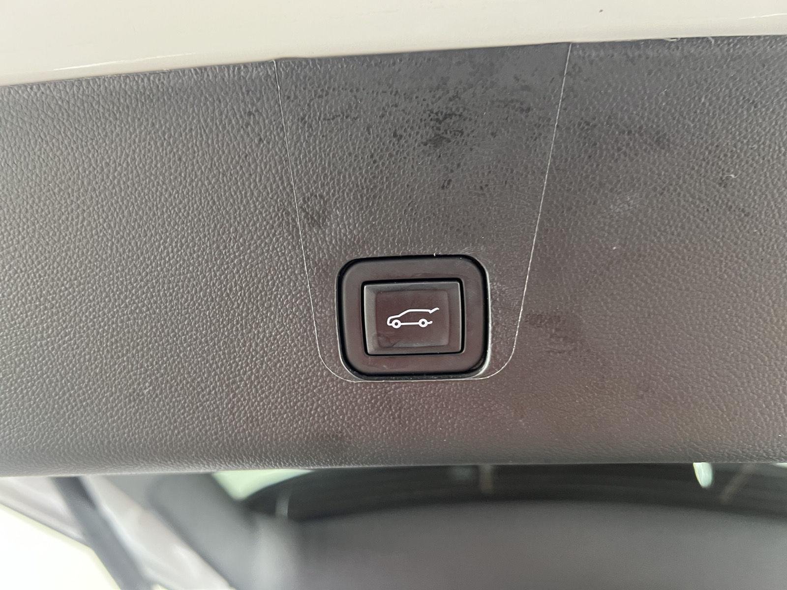 Used 2023 Iridescent Pearl Tricoat Chevrolet LT Cloth image 37