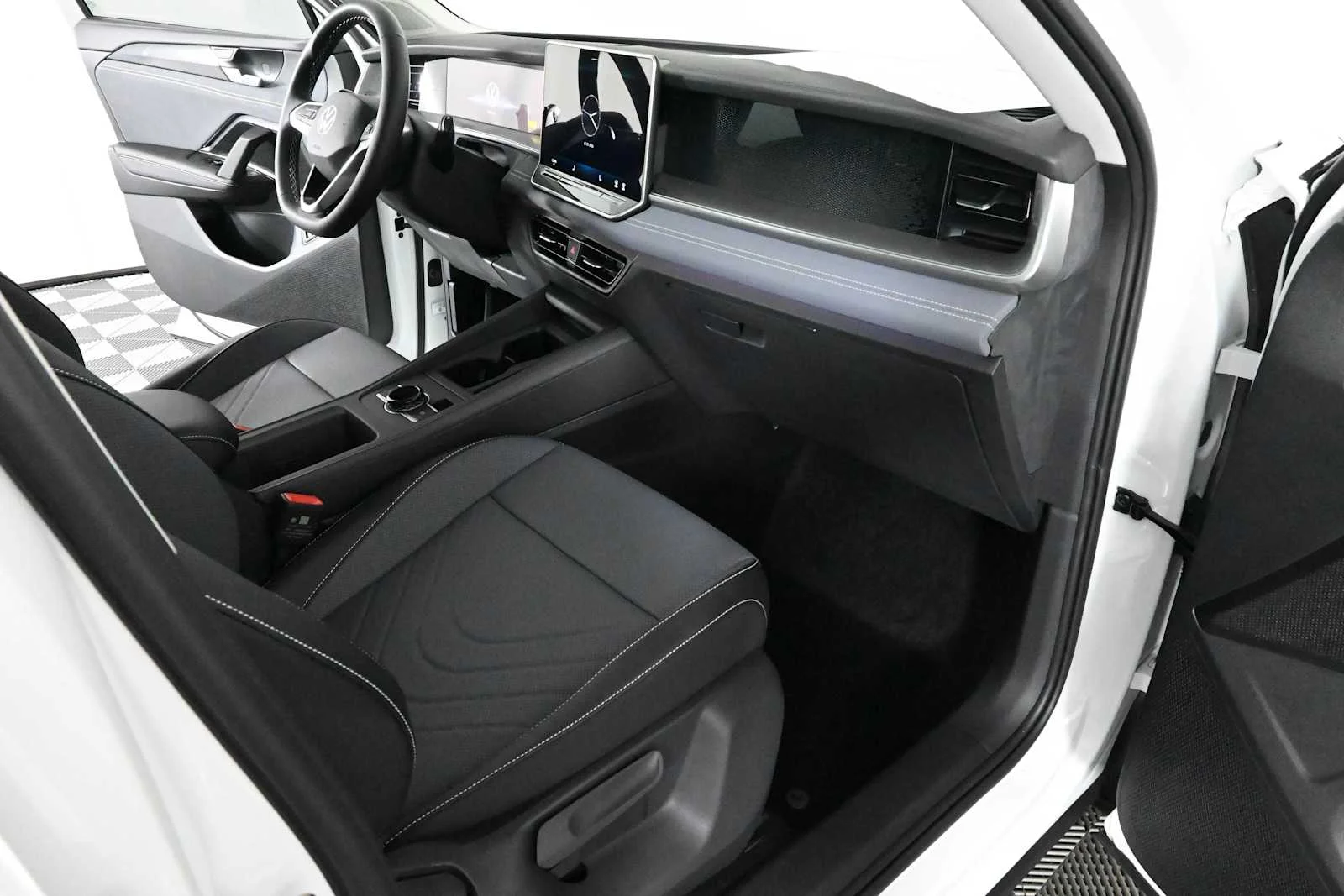 New 2026 Pure White Volkswagen SE image 11