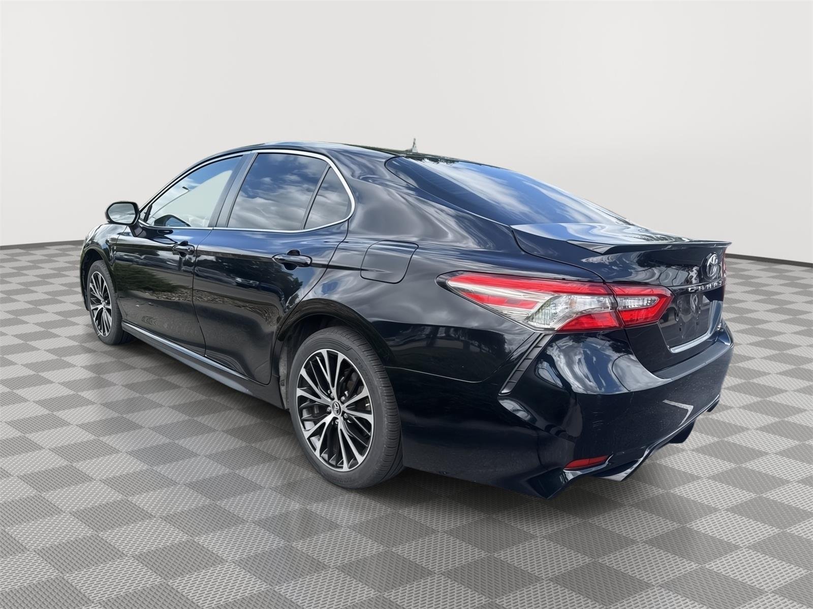Used 2018 Midnight Black Metallic Toyota SE image 5