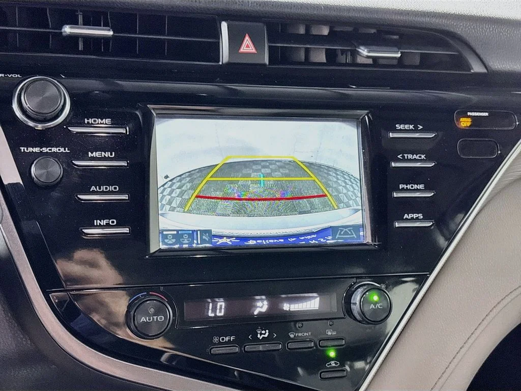 Used 2018 Silver Toyota SE image 16