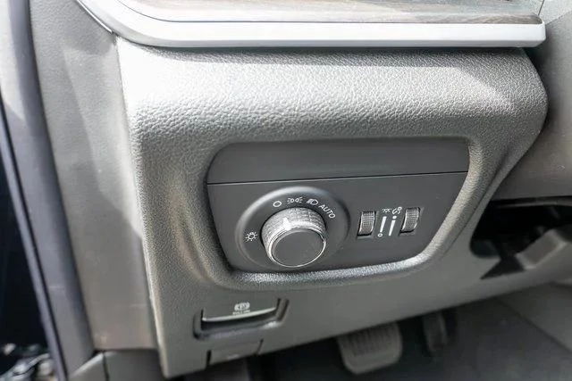 New 2026 Diamond Black Crystal Pearlcoat Jeep Laredo image 17