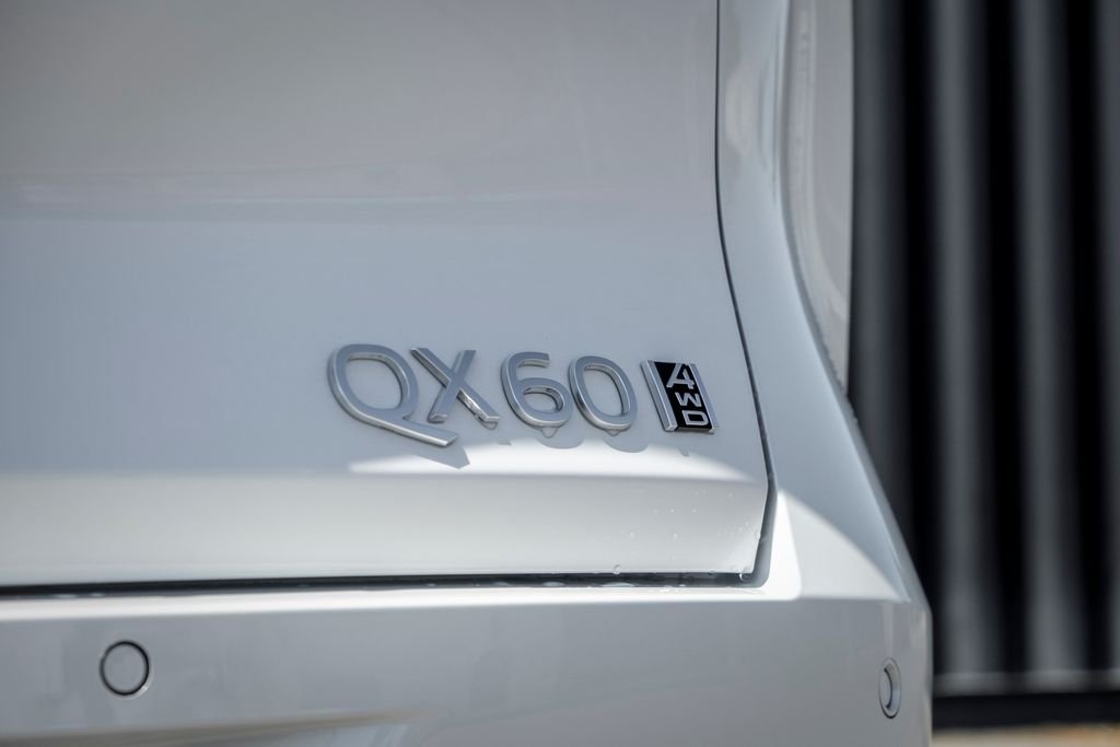 New 2027 Radiant White INFINITI LUXE image 9