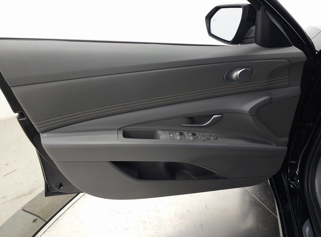 2025 Hyundai Elantra SEL - Photo 13
