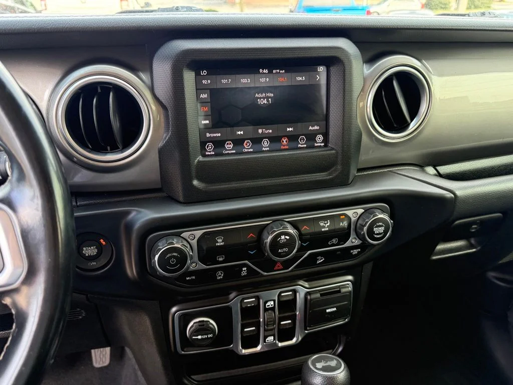 Used 2020 Silver Jeep Unlimited Sahara image 19
