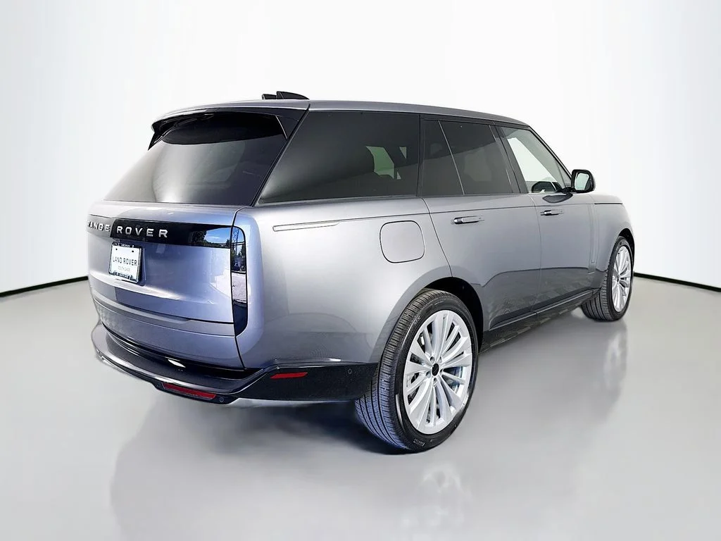 New 2026 Eiger Grey Land Rover SE image 5