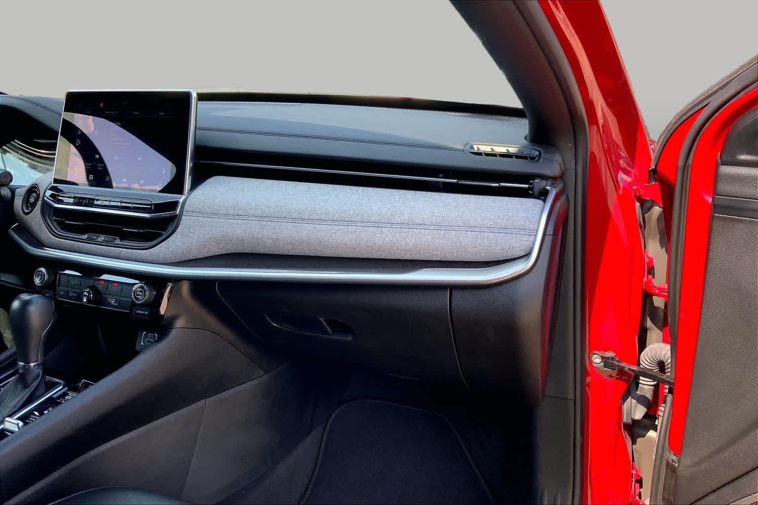 Used 2024 Red Hot Pearlcoat Jeep Latitude image 18