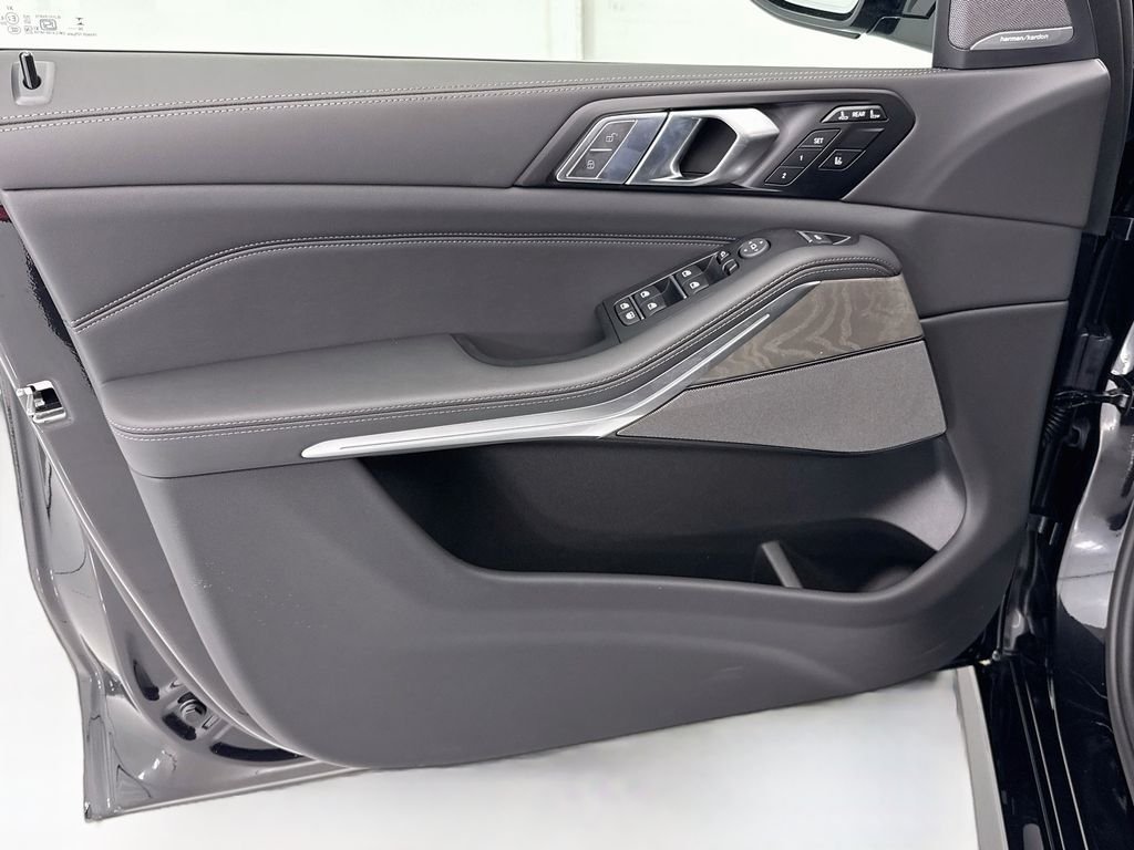 New 2027 Black Sapphire Metallic BMW xDrive40i image 23