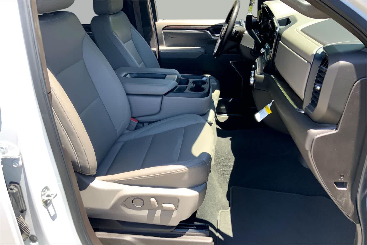 Used 2025 Summit White GMC SLT image 9