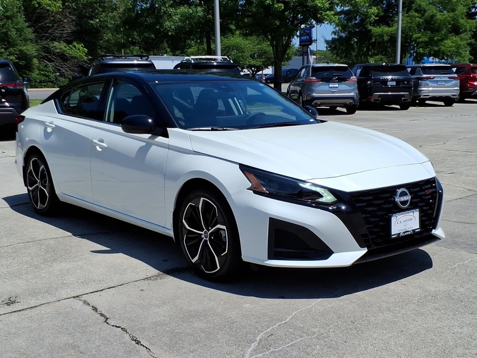New 2026 Pearl White TriCoat / Super Black Two-tone Nissan SR image 5