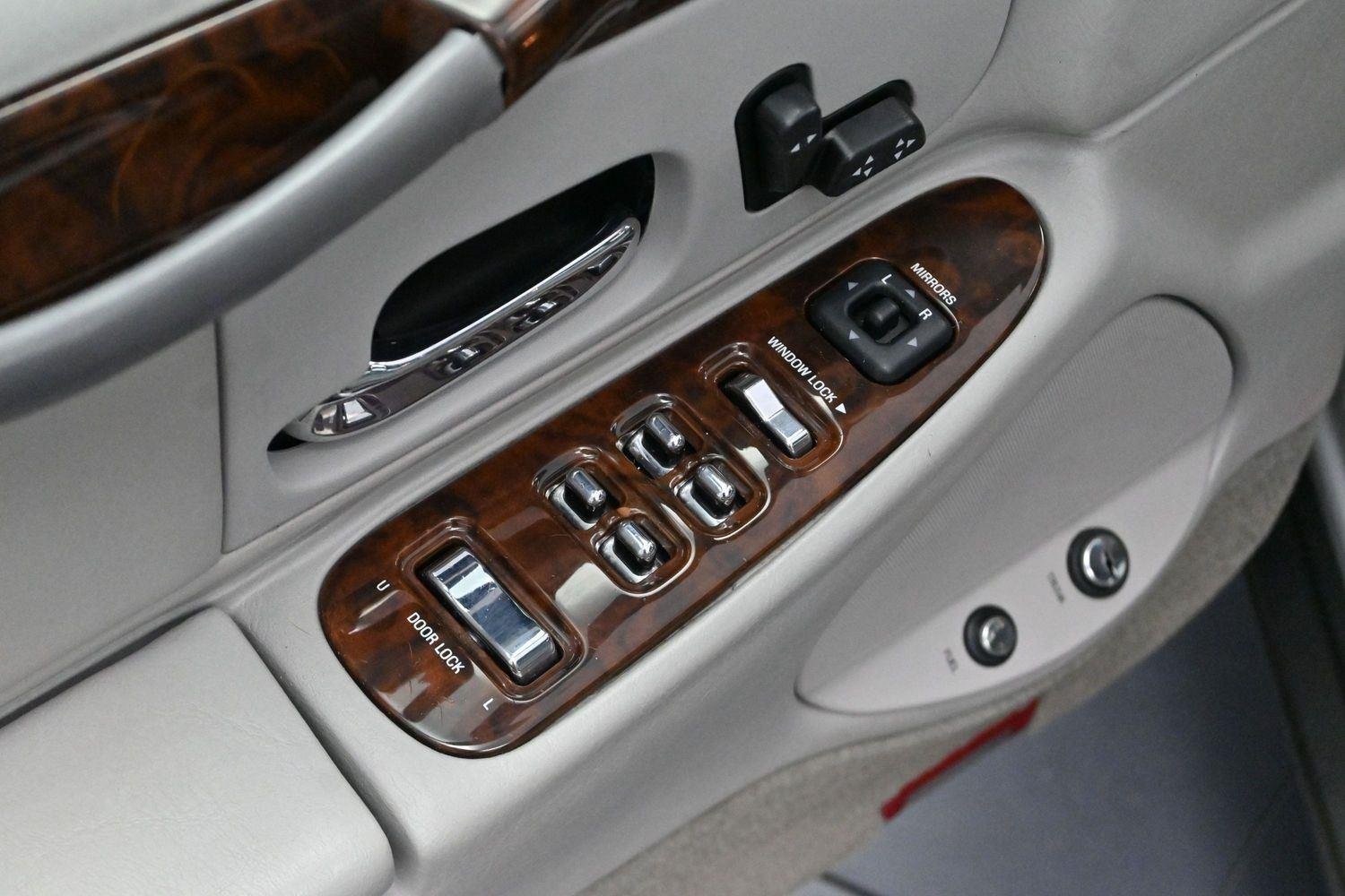 Used 2000  Lincoln Executive image 10