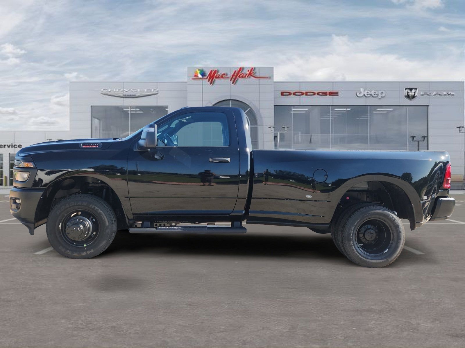 New 2026 Diamond Black Crystal Pearl-Coat Exterior Paint RAM Tradesman image 2