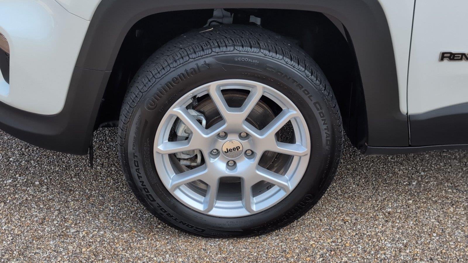 Used 2023 Alpine White Clearcoat Jeep Latitude image 10