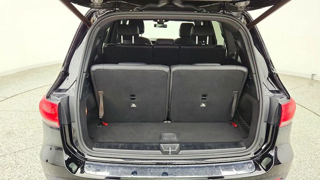 Used 2020 Night Black Mercedes-Benz GLB 250 4MATIC® SUV w/ Premium Pkg, Surround View & Panorama Roof image 21