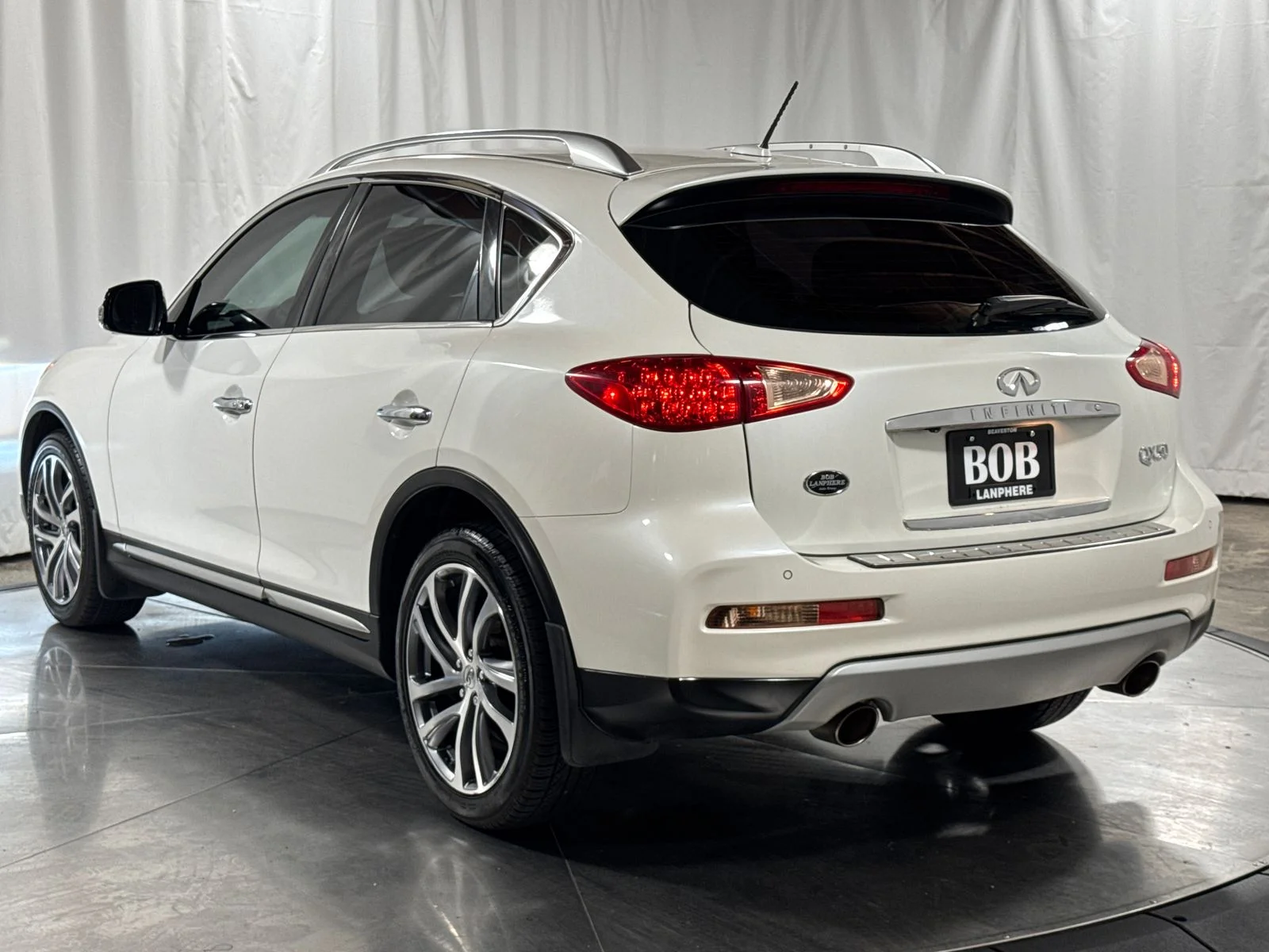 Used 2017 White INFINITI Base image 9