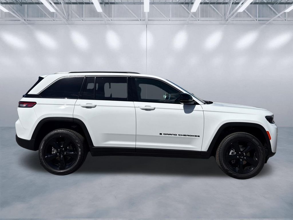 New 2026 Bright White Clear-Coat Exterior Paint Jeep Limited image 3