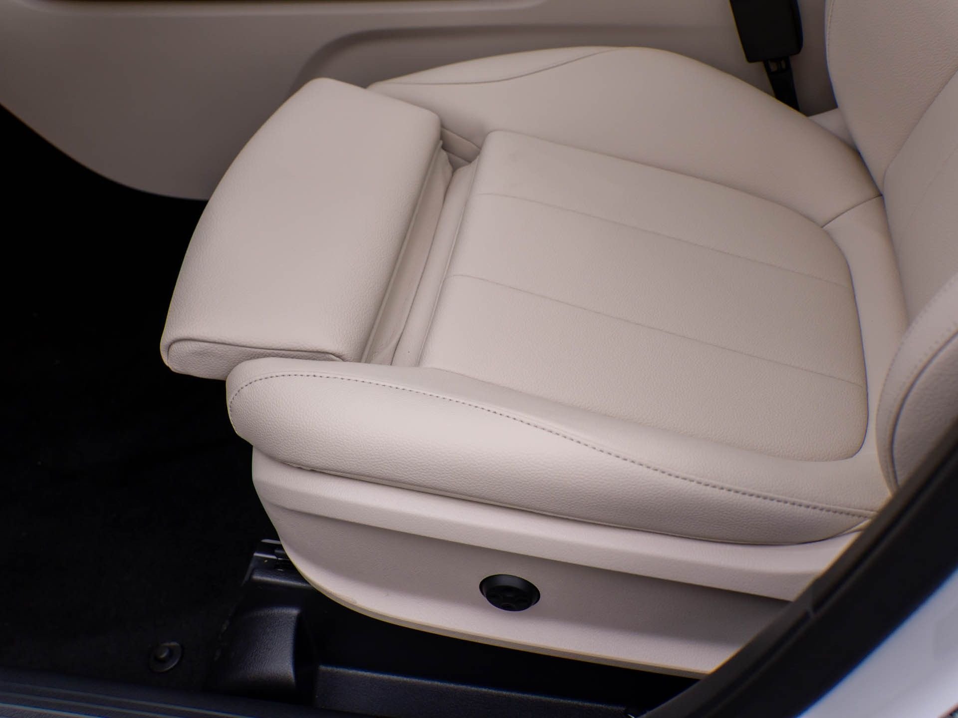New 2026 Polar White Mercedes-Benz GLB 250 image 18