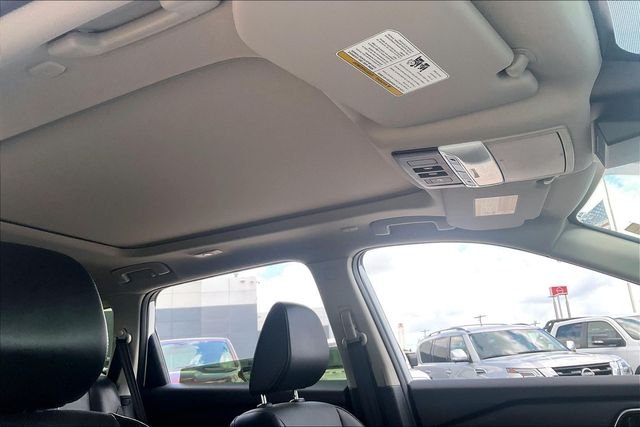 Used 2025 White Nissan Platinum image 20
