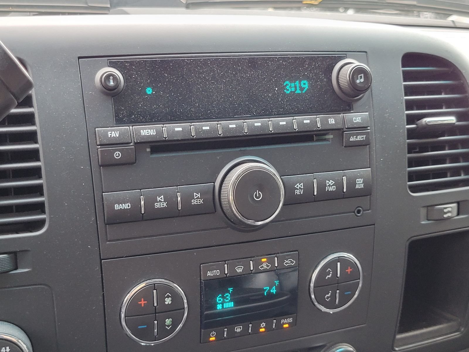 Used 2013 White GMC SLE image 20