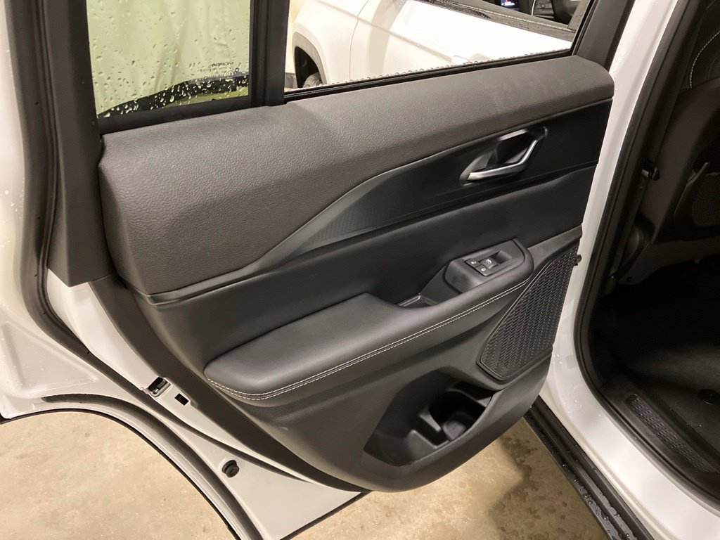 New 2026 Bright White Clear-Coat Exterior Paint Jeep Laredo image 11