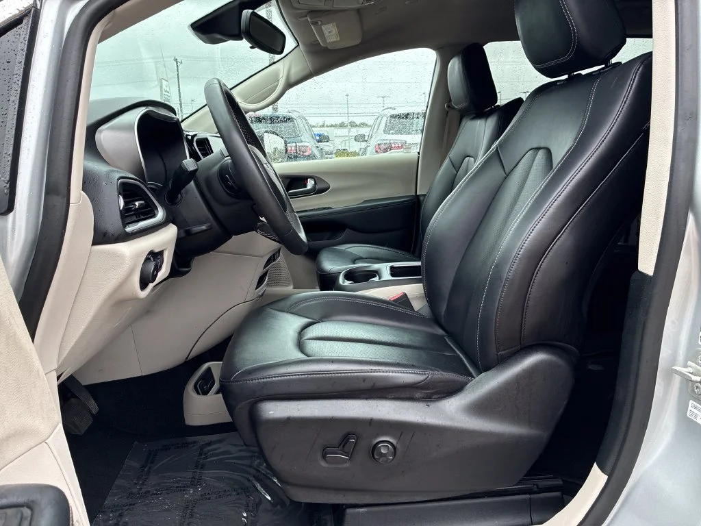 Used 2024 Silver Chrysler Touring L image 17