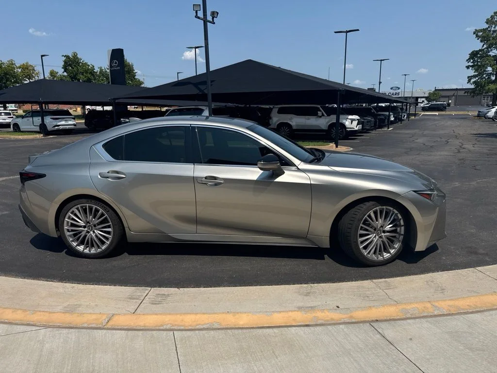 Used 2022  Lexus 300 image 2