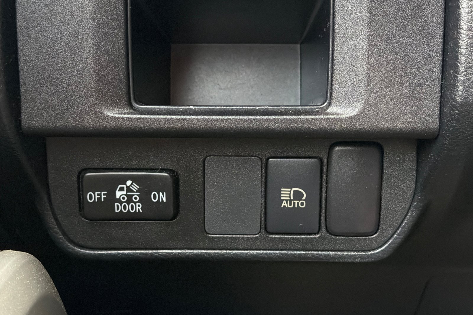 Used 2019 White Toyota SR5 image 34