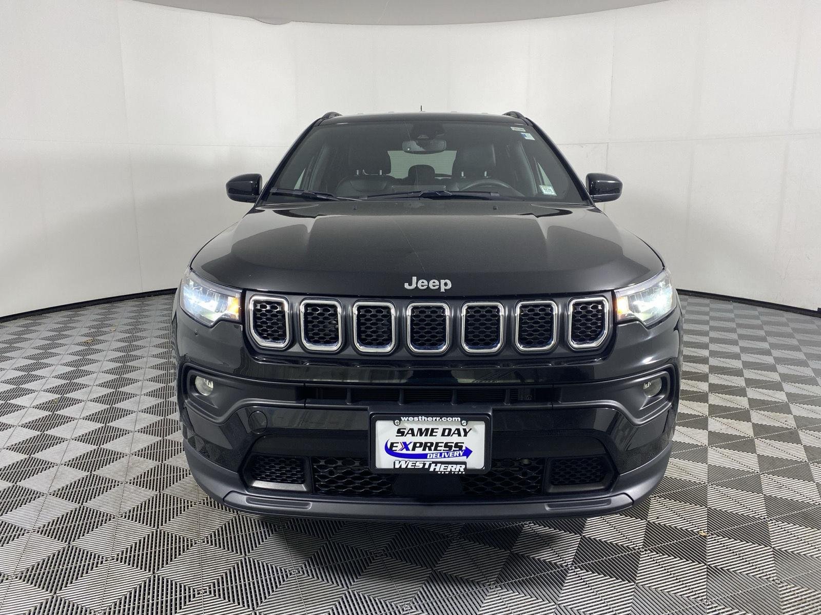 Used 2023 Diamond Black Crystal Pearlcoat Jeep Latitude image 6