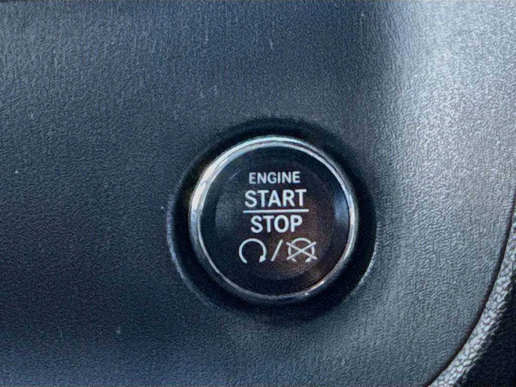 Used 2014 Silver Dodge SXT image 16