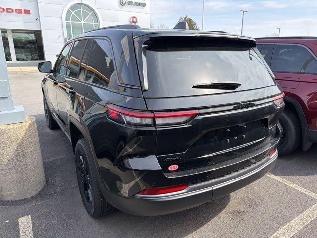 New 2026 Diamond Black Crystal Pearl-Coat Exterior Paint Jeep Laredo image 5