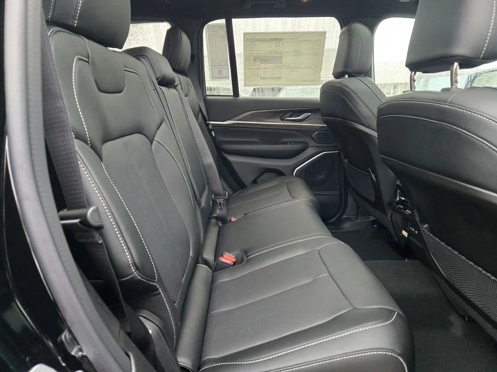 New 2026 Diamond Black Crystal Pearl-Coat Exterior Paint Jeep Limited Reserve image 10