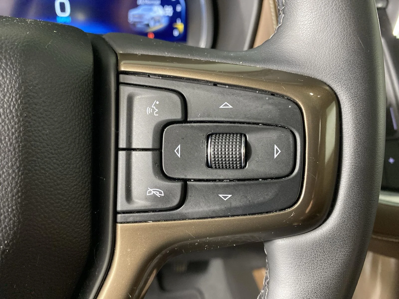 Used 2023 IRIDESCENT PEARL TRICOAT Chevrolet High Country image 17