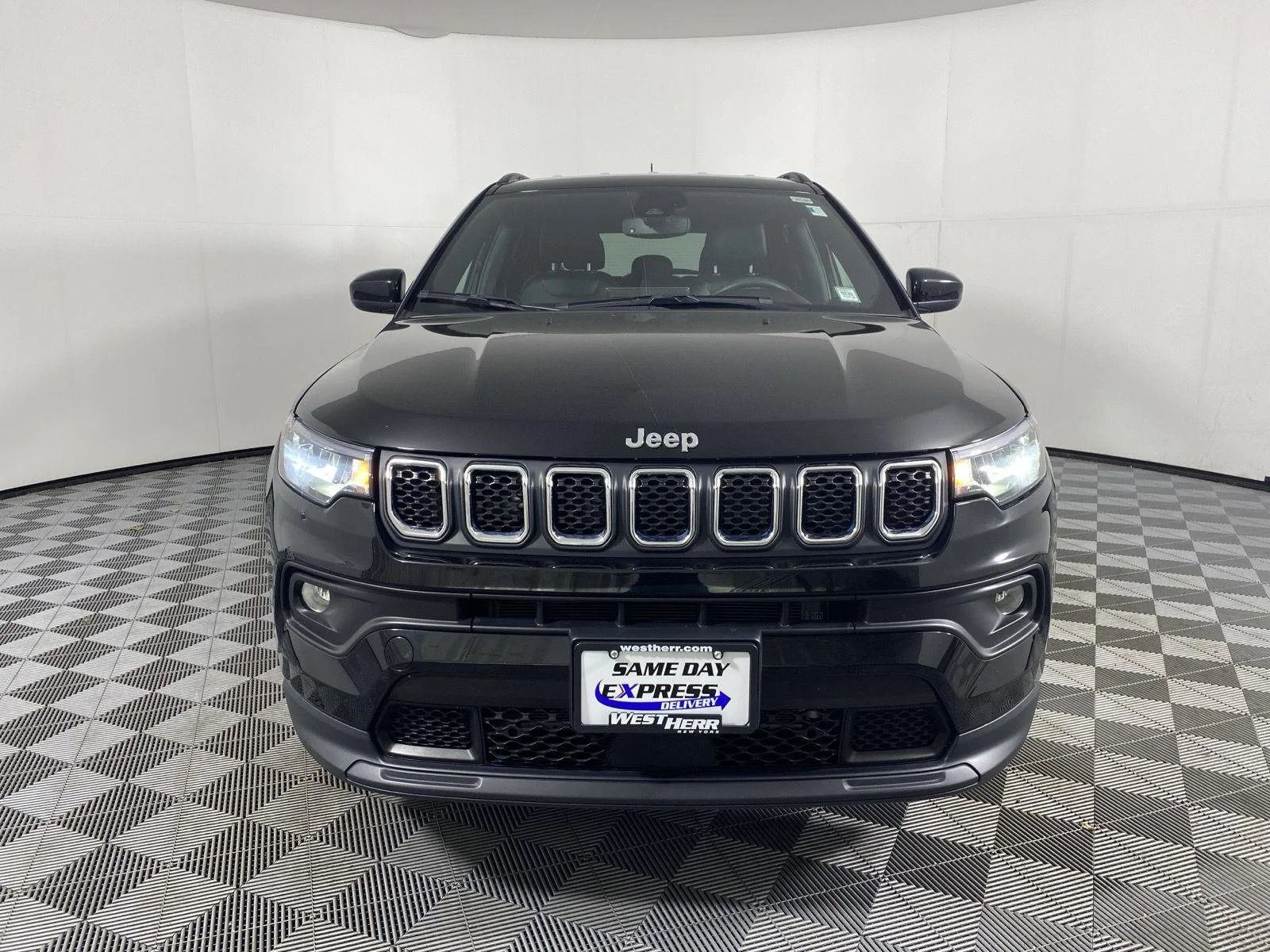 Used 2023 Diamond Black Crystal Pearlcoat Jeep Latitude image 6