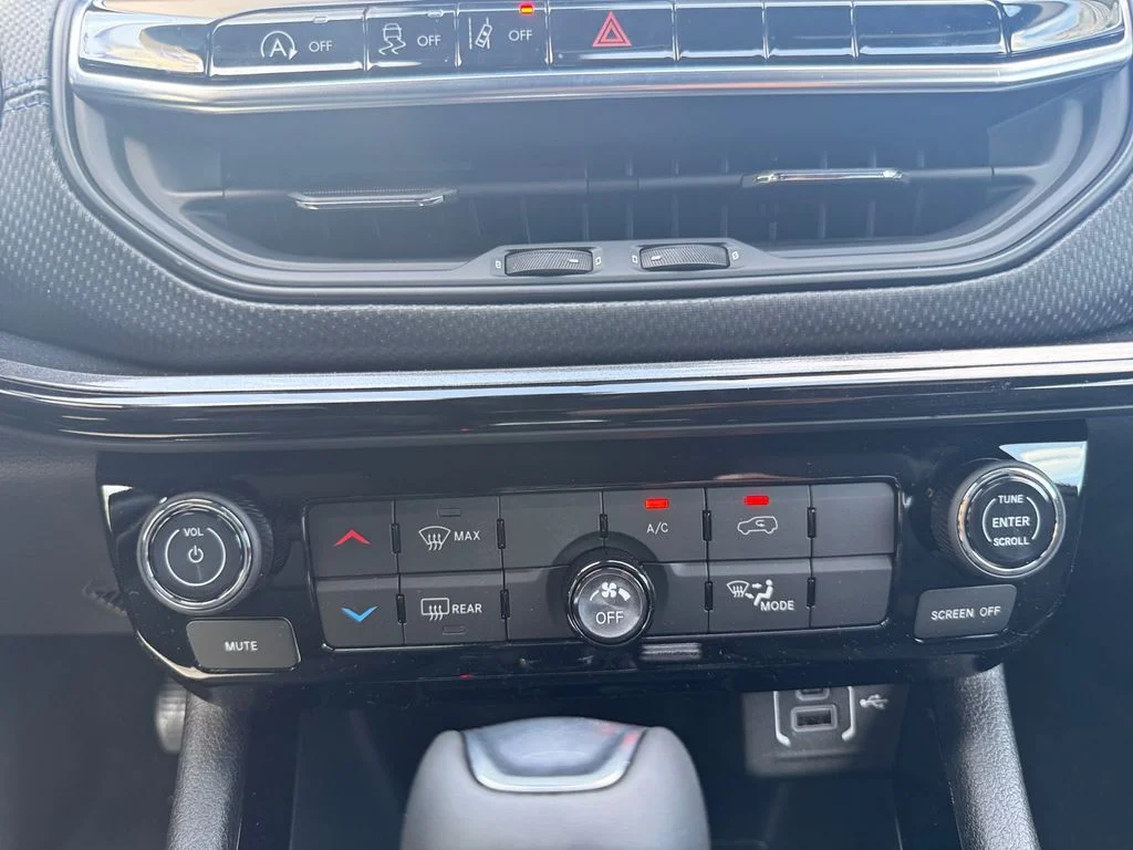 New 2026 Black Jeep Latitude image 24