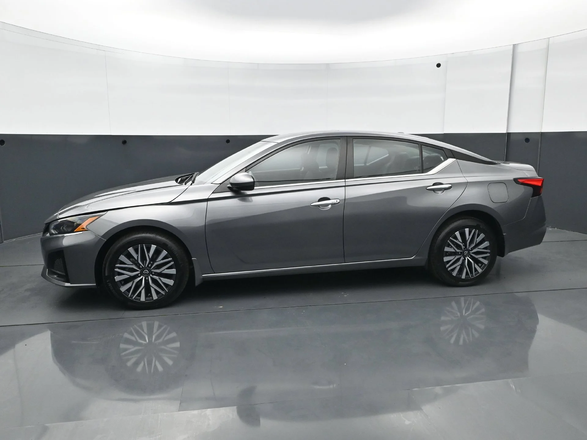 Used 2024 Nissan Altima SV with VIN 1N4BL4DW1RN301999 for sale in Wayzata, Minnesota