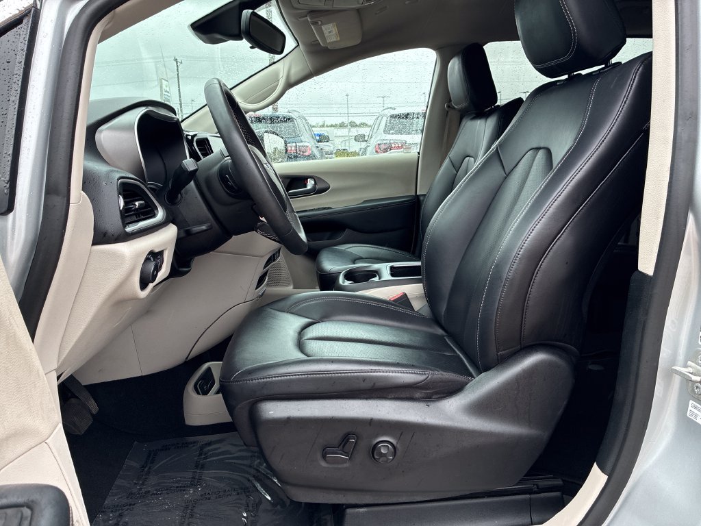 Used 2024 Silver Chrysler Touring L image 17