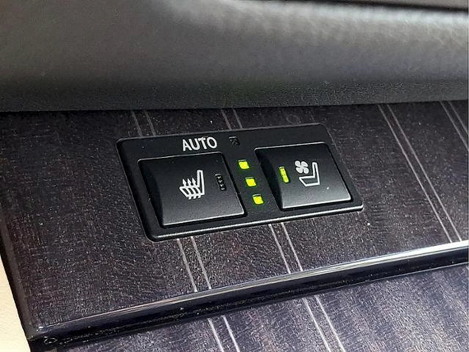 Used 2020 Atomic Silver Lexus  image 27