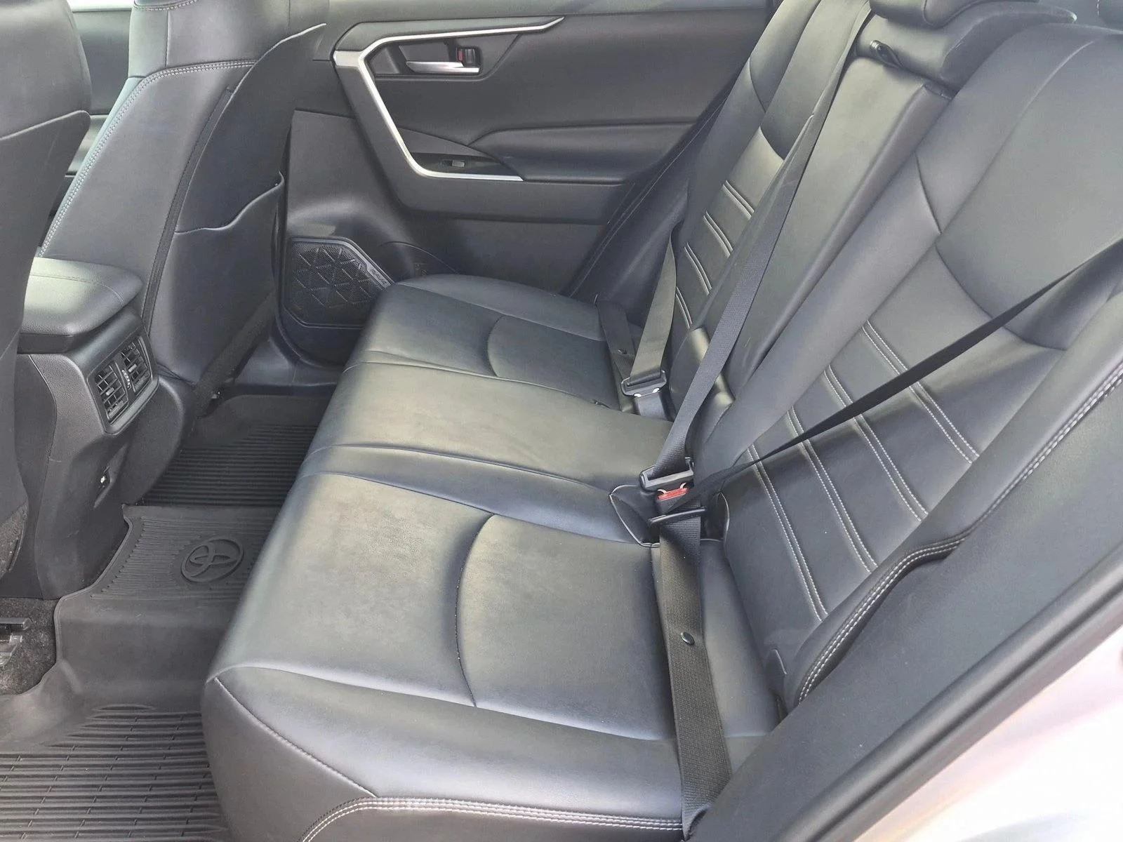 Used 2021 Silver Sky Metallic Toyota XLE Premium image 17