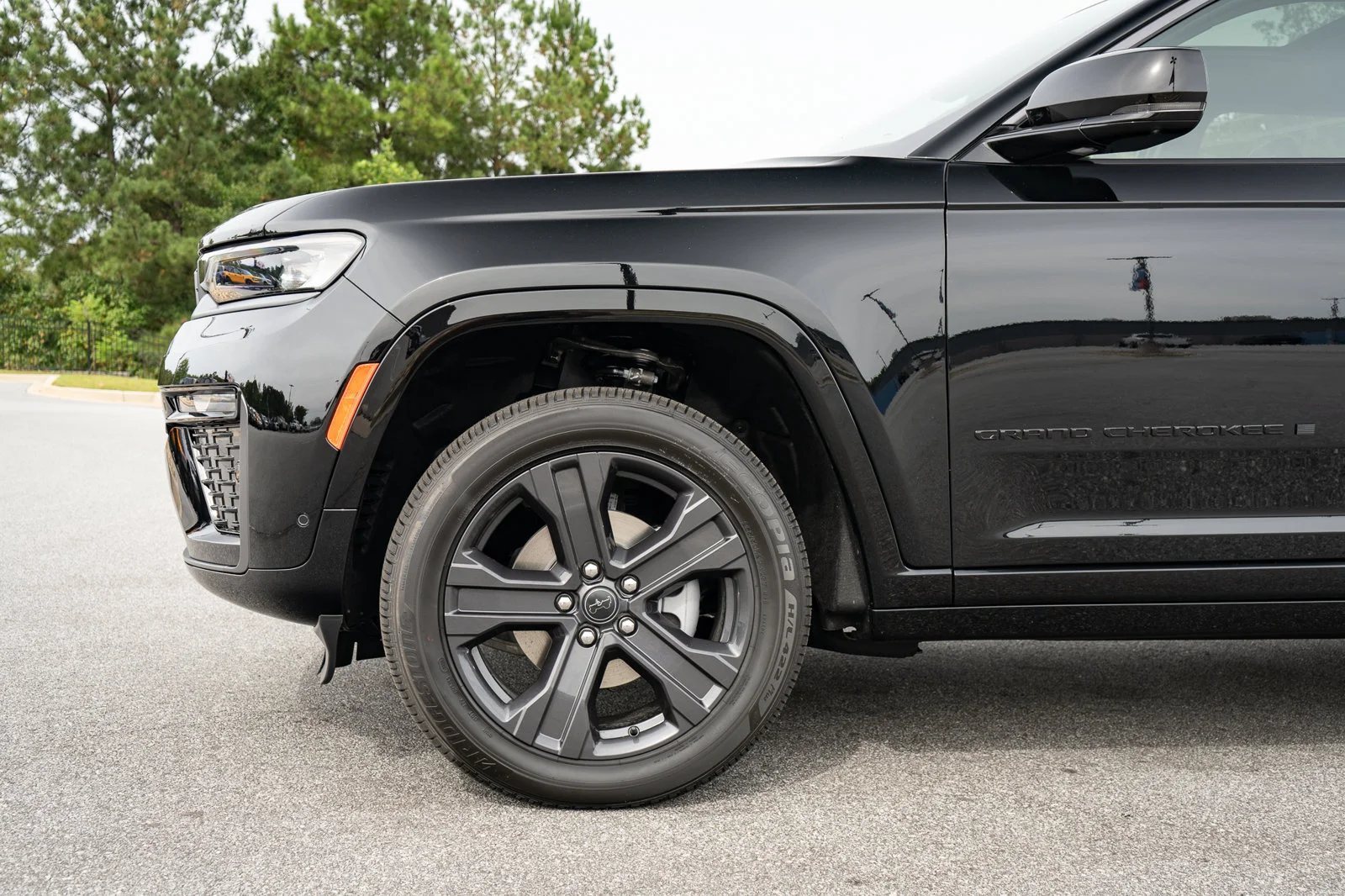 New 2027 High-Gloss Black Paint Jeep Limited Reserve image 4