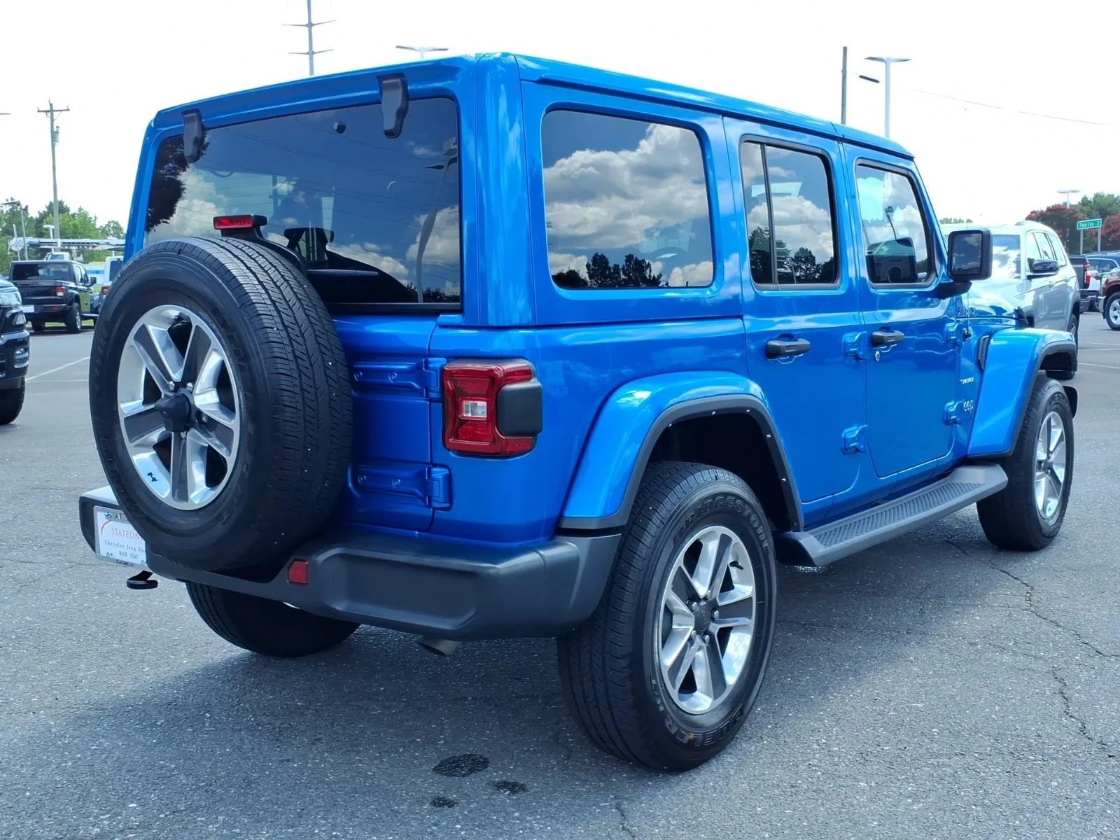 Used 2023 Hydro Blue Pearlcoat Jeep Sahara image 2
