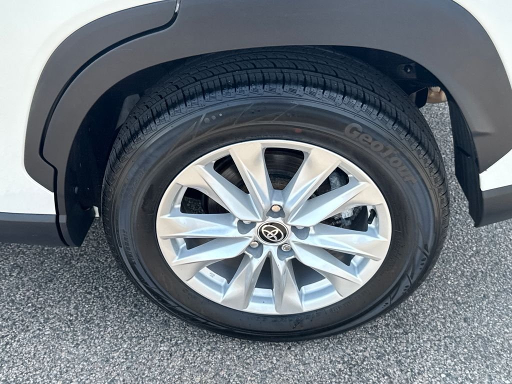 Used 2023 Off-white Toyota LE image 40